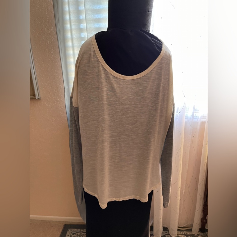 Rue 21 long sleeve scoop neck top. Size L. Gray and cream.